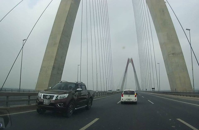 Video 5 ô tô nối đuôi nhau chạy ngược chiều trên cầu Nhật Tân - Ảnh 4.