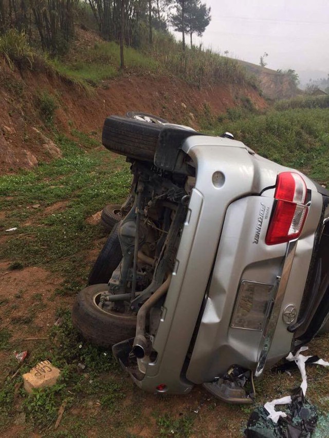Toyota Fortuner lật nghiêng tại Sơn La, hư hỏng nặng - Ảnh 1.