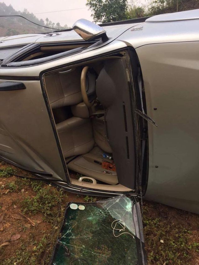 Toyota Fortuner lật nghiêng tại Sơn La, hư hỏng nặng - Ảnh 2.