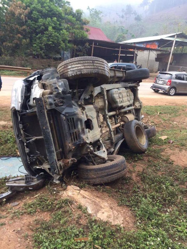 Toyota Fortuner lật nghiêng tại Sơn La, hư hỏng nặng - Ảnh 4.