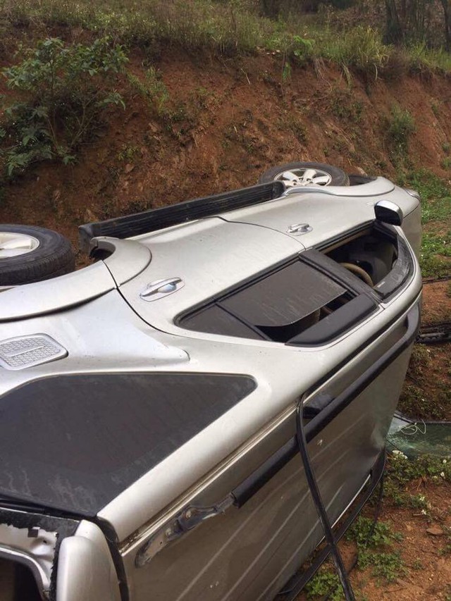 Toyota Fortuner lật nghiêng tại Sơn La, hư hỏng nặng - Ảnh 5.