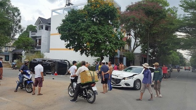 Toyota Fortuner lật nghiêng tại Sơn La, hư hỏng nặng - Ảnh 6.