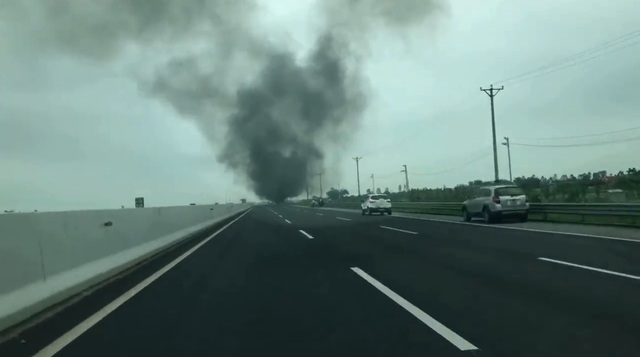 Video xe tải cháy ngùn ngụt trên cao tốc hiện đại nhất Việt Nam - Ảnh 2.