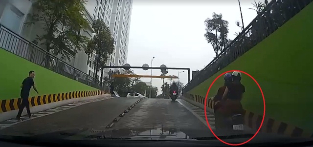 Video cô gái đang lái xe máy leo dốc bỗng tạt đầu ô tô khiến cư dân mạng tranh cãi - Ảnh 2.