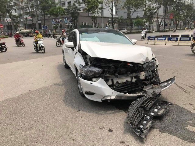Hà Nội: Nữ tài xế lái Mazda6 đâm lật Toyota Land Cruiser Prado - Ảnh 3.