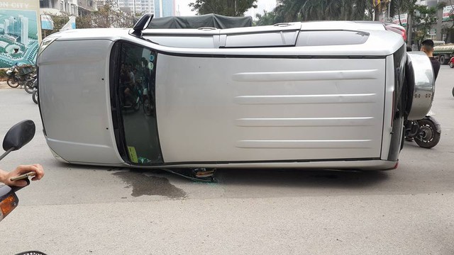 Hà Nội: Nữ tài xế lái Mazda6 đâm lật Toyota Land Cruiser Prado - Ảnh 5.