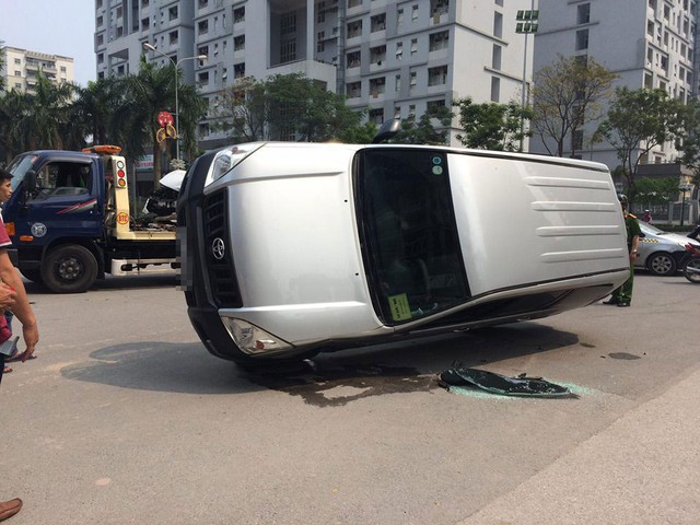 Hà Nội: Nữ tài xế lái Mazda6 đâm lật Toyota Land Cruiser Prado - Ảnh 6.