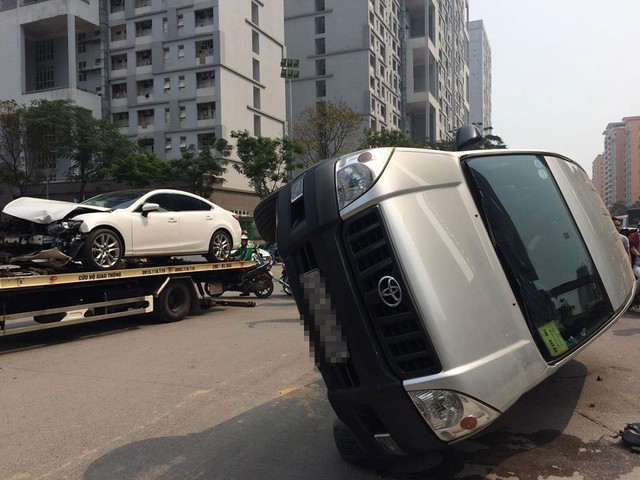 Hà Nội: Nữ tài xế lái Mazda6 đâm lật Toyota Land Cruiser Prado - Ảnh 7. Hà Nội: Nữ tài xế lái Mazda6 đâm lật Toyota Land Cruiser Prado - Ảnh 7.