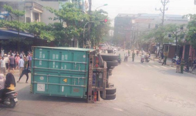Nam Định: Xe container lật ngang, đè nát Toyota Yaris, ít nhất 2 người tử vong - Ảnh 3.
