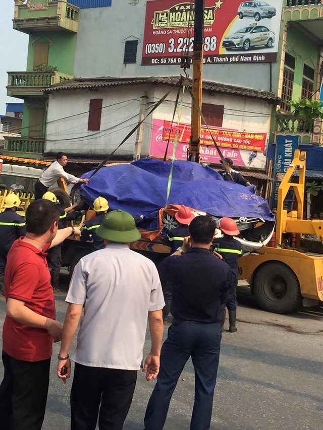 Nam Định: Xe container lật ngang, đè nát Toyota Yaris, ít nhất 2 người tử vong - Ảnh 6.