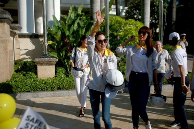 Dương Tử Quỳnh tham gia diễu hành bằng xe Vespa để tuyên truyền an toàn giao thông tại Việt Nam - Ảnh 1.