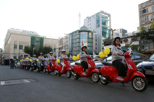 Dương Tử Quỳnh tham gia diễu hành bằng xe Vespa để tuyên truyền an toàn giao thông tại Việt Nam - Ảnh 5.
