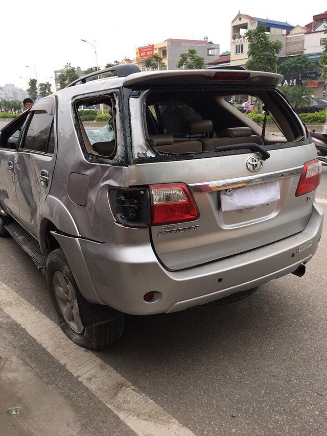 Toyota Fortuner ngửa bụng vào sáng sớm tại Hà Nội - Ảnh 4.