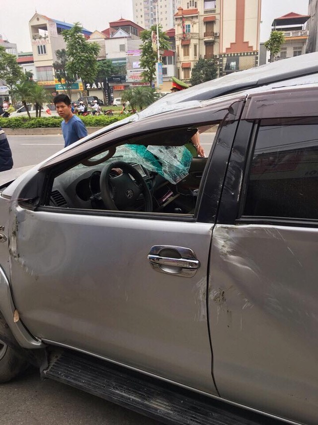 Toyota Fortuner ngửa bụng vào sáng sớm tại Hà Nội - Ảnh 5.