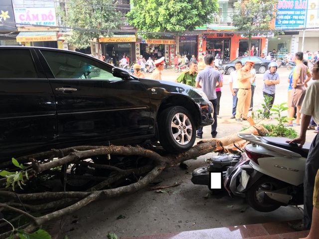 Video Toyota Camry lùi như bay, húc đổ 8 xe máy và cuốn cô gái vào gầm tại Thanh Hóa - Ảnh 2.