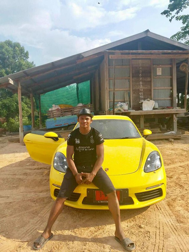 Hoàng tử Muay Thái gây xôn xao khi đỗ chiếc Porsche 718 Cayman bên ngôi nhà tồi tàn - Ảnh 1.