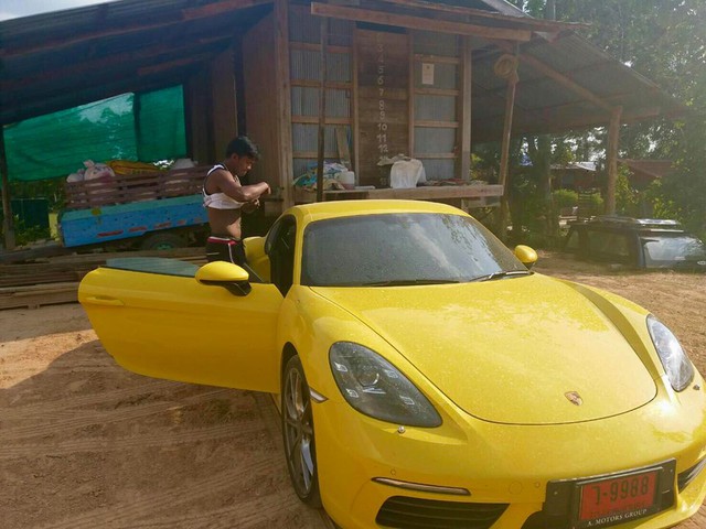 Hoàng tử Muay Thái gây xôn xao khi đỗ chiếc Porsche 718 Cayman bên ngôi nhà tồi tàn - Ảnh 2.