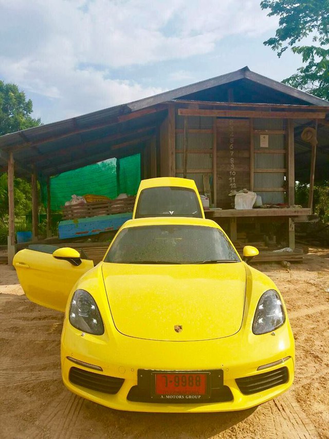 Hoàng tử Muay Thái gây xôn xao khi đỗ chiếc Porsche 718 Cayman bên ngôi nhà tồi tàn - Ảnh 3.