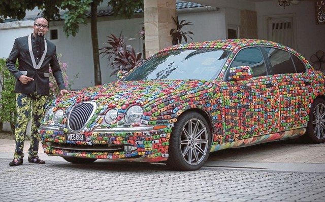 Doanh nhân gây sốt trên mạng vì phủ kín chiếc xe Jaguar của mình bằng ô tô mô hình - Ảnh 2.