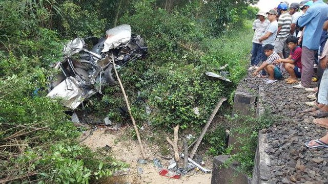 Bình Định: Toyota Innova bị vò nát vì va chạm với tàu hỏa, 4 người tử vong - Ảnh 1.
