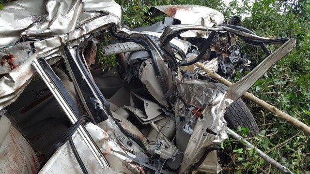 Bình Định: Toyota Innova bị vò nát vì va chạm với tàu hỏa, 4 người tử vong - Ảnh 2.