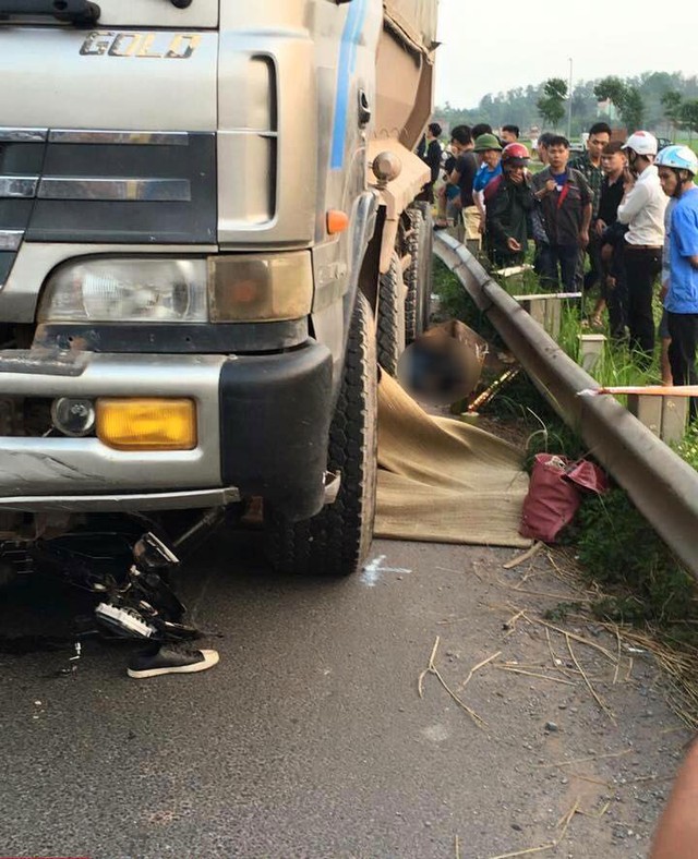 Video ô tô tải lao sang làn đường ngược chiều, cuốn 2 anh em ruột vào gầm tại Bắc Giang - Ảnh 3.