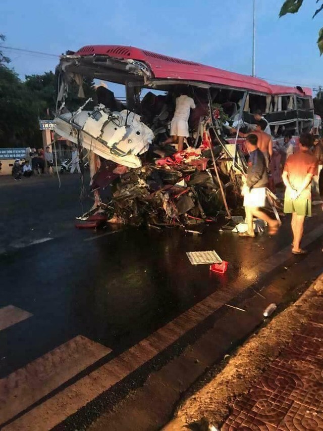 Gia Lai: Ô tô tải phóng như bay, đâm vào xe khách khiến 12 người tử vong - Ảnh 1.