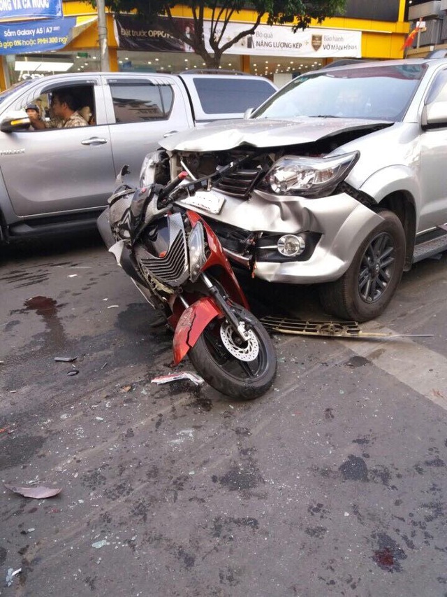 Toyota Fortuner đâm liên hoàn, người đàn ông nặng hơn 100 kg bị thương nặng - Ảnh 1. Toyota Fortuner đâm liên hoàn, người đàn ông nặng hơn 100 kg bị thương nặng - Ảnh 1.