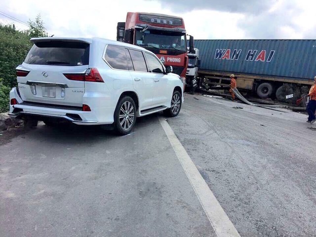 Tai nạn liên hoàn giữa 4 xe trên quốc lộ 5, chuyên cơ mặt đất Lexus LX570 vỡ đầu và đuôi - Ảnh 1.