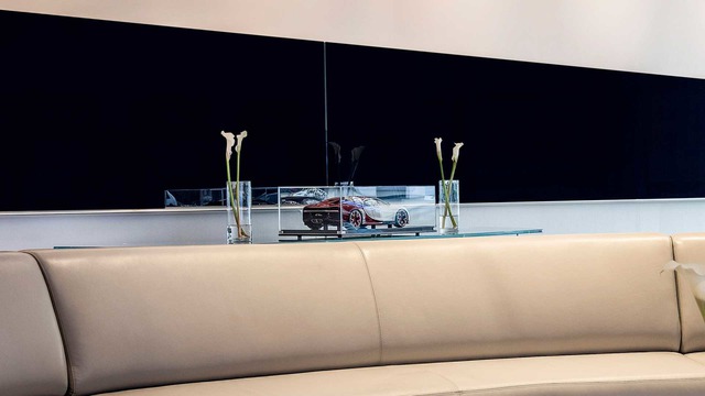 Bugatti khai trương showroom lớn nhất thế giới và trưng bày đúng 1 chiếc xe - Ảnh 5.