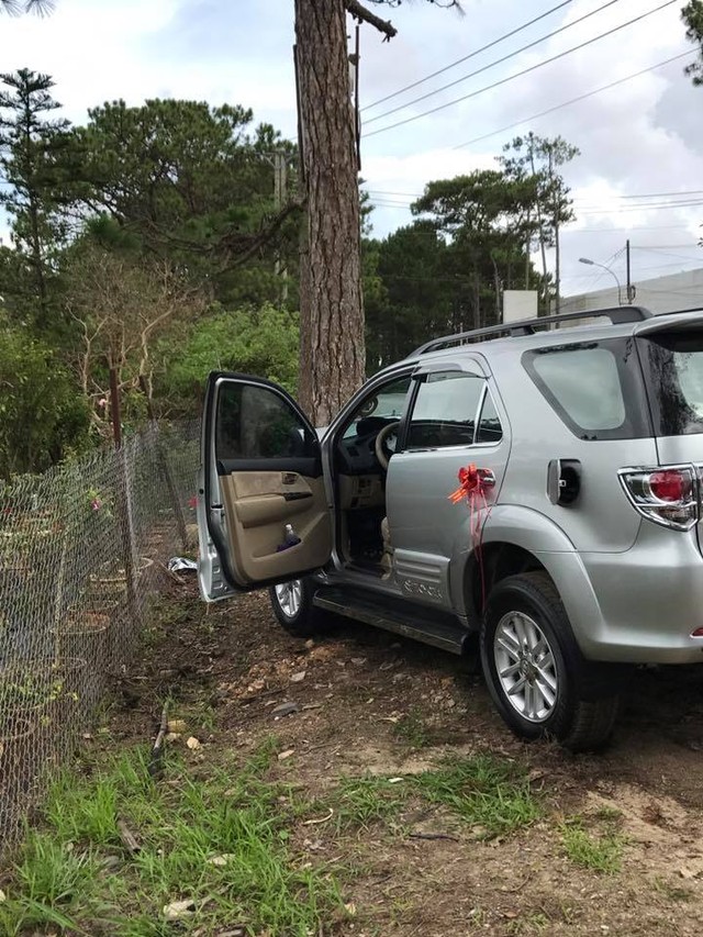 Đà Lạt: Toyota Fortuner đi đón dâu đâm vào gốc cây, bung cả 2 túi khí - Ảnh 2.