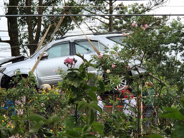 Đà Lạt: Toyota Fortuner đi đón dâu đâm vào gốc cây, bung cả 2 túi khí - Ảnh 4.