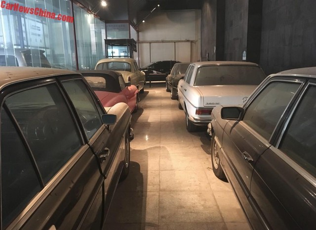 The Mercedes-Benz car collection is covered in dust, making many people sad - Photo 1.