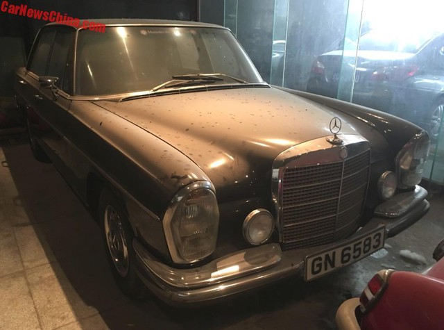 The Mercedes-Benz car collection is covered in dust, making many people sad - Photo 5.