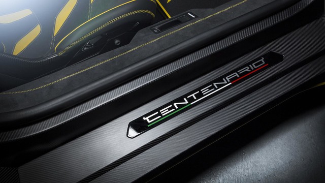 Siêu phẩm Lamborghini Centenario đầu tiên cập bến châu Á - Ảnh 5.