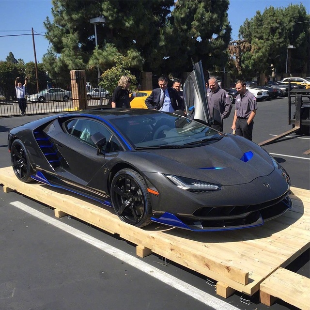 Cận cảnh siêu phẩm Lamborghini Centenario đầu tiên đặt chân đến Mỹ - Ảnh 2.