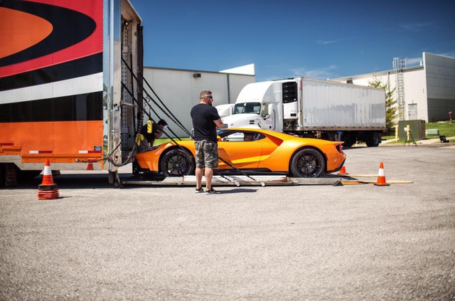 Đây là một trong những chiếc siêu xe Ford GT 2017 đầu tiên được giao cho khách - Ảnh 2. Đây là một trong những chiếc siêu xe Ford GT 2017 đầu tiên được giao cho khách - Ảnh 2.