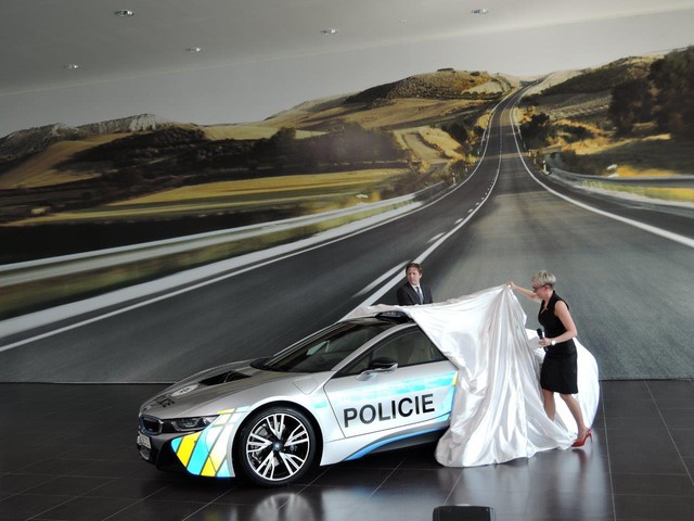 Chiêm ngưỡng xe tuần tra BMW i8 không phải của cảnh sát Dubai - Ảnh 2.