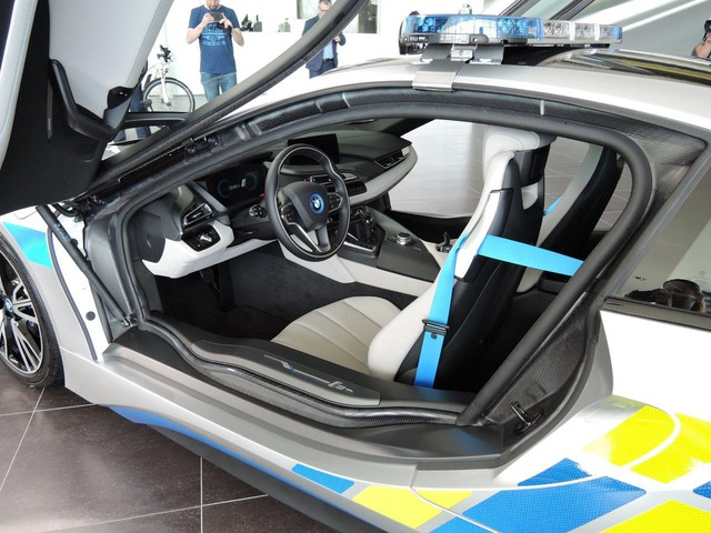 Chiêm ngưỡng xe tuần tra BMW i8 không phải của cảnh sát Dubai - Ảnh 6.