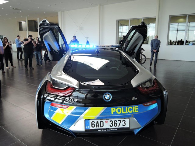 Chiêm ngưỡng xe tuần tra BMW i8 không phải của cảnh sát Dubai - Ảnh 8.