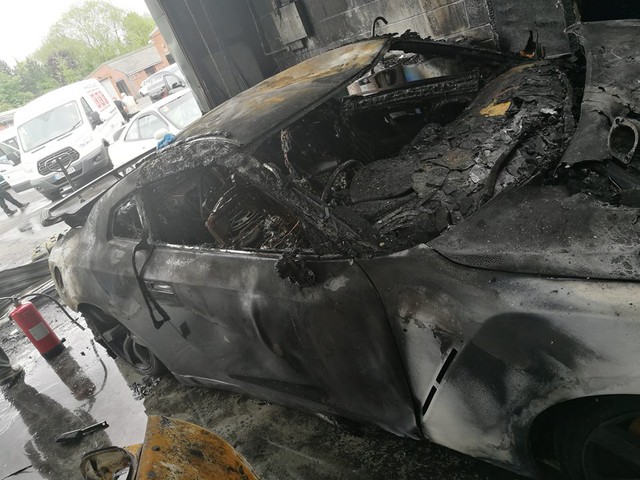 Gara ô tô bốc cháy ngùn ngụt, siêu xe Nissan GT-R trơ khung - Ảnh 2.
