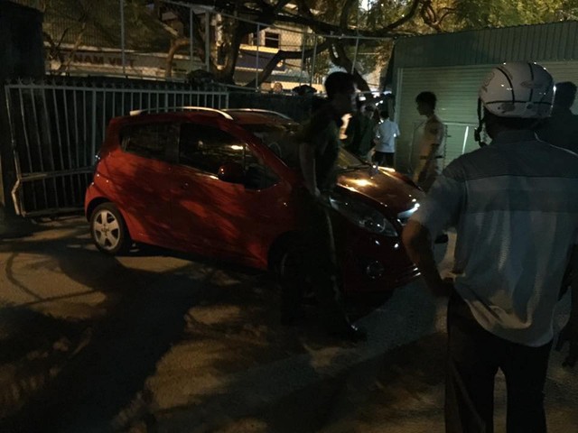 Đà Nẵng: Toyota Fortuner đâm Chevrolet Spark và húc thủng tường bãi giữ xe - Ảnh 1. Đà Nẵng: Toyota Fortuner đâm Chevrolet Spark và húc thủng tường bãi giữ xe - Ảnh 1.