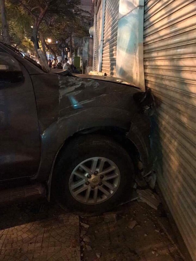 Đà Nẵng: Toyota Fortuner đâm Chevrolet Spark và húc thủng tường bãi giữ xe - Ảnh 4.