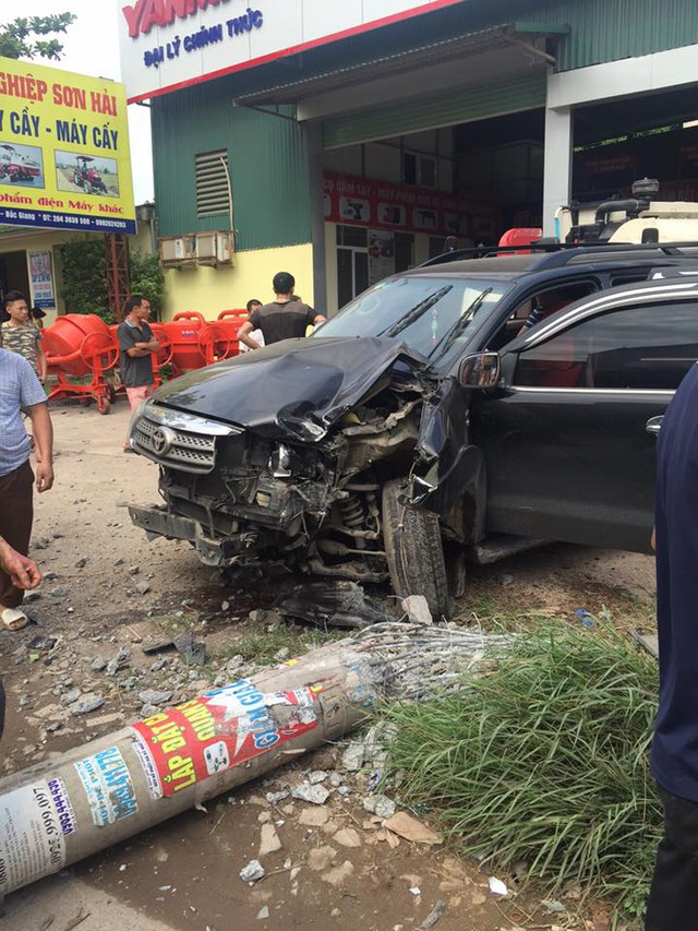 Bắc Giang: Toyota Fortuner đâm xe máy và hạ gục cột điện, 1 người tử vong - Ảnh 2.