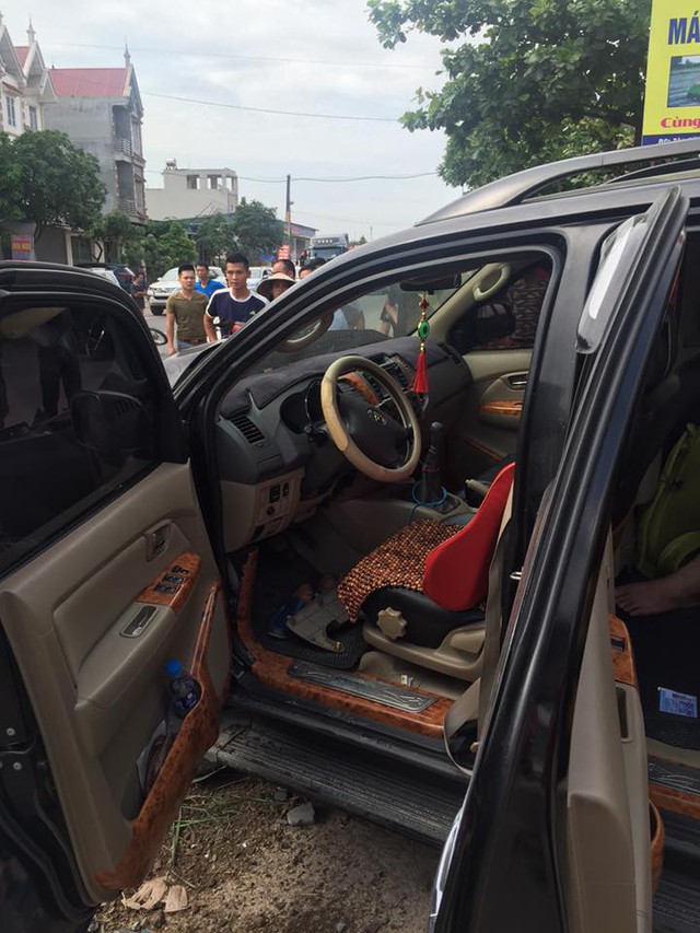 Bắc Giang: Toyota Fortuner đâm xe máy và hạ gục cột điện, 1 người tử vong - Ảnh 3.