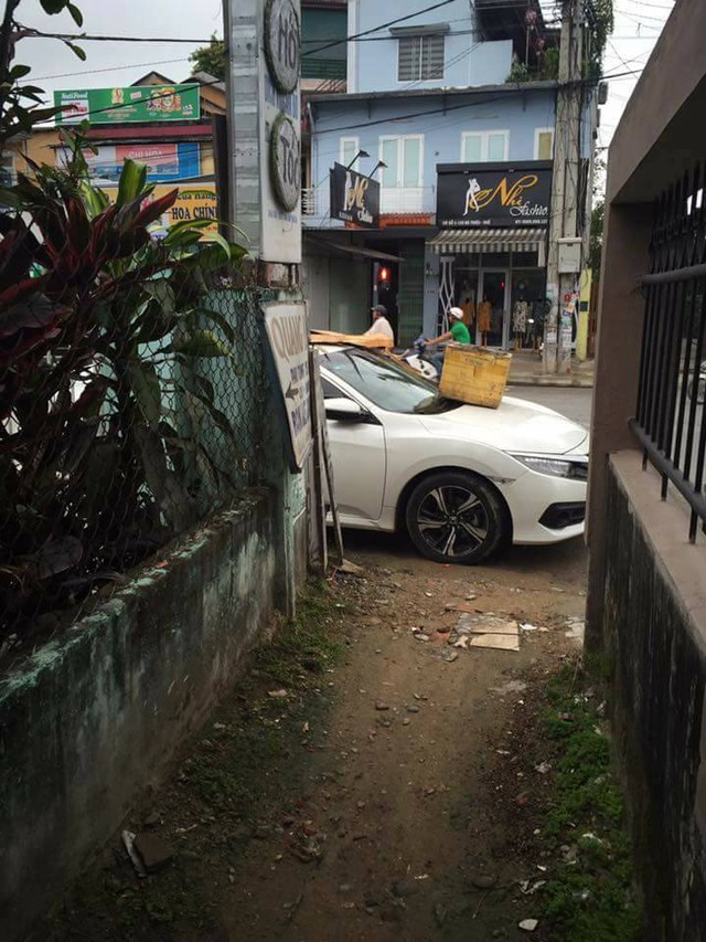 Huế: Đỗ chắn ngõ, Honda Civic 2017 bị biến thành nơi tập kết rác - Ảnh 1. Huế: Đỗ chắn ngõ, Honda Civic 2017 bị biến thành nơi tập kết rác - Ảnh 1.