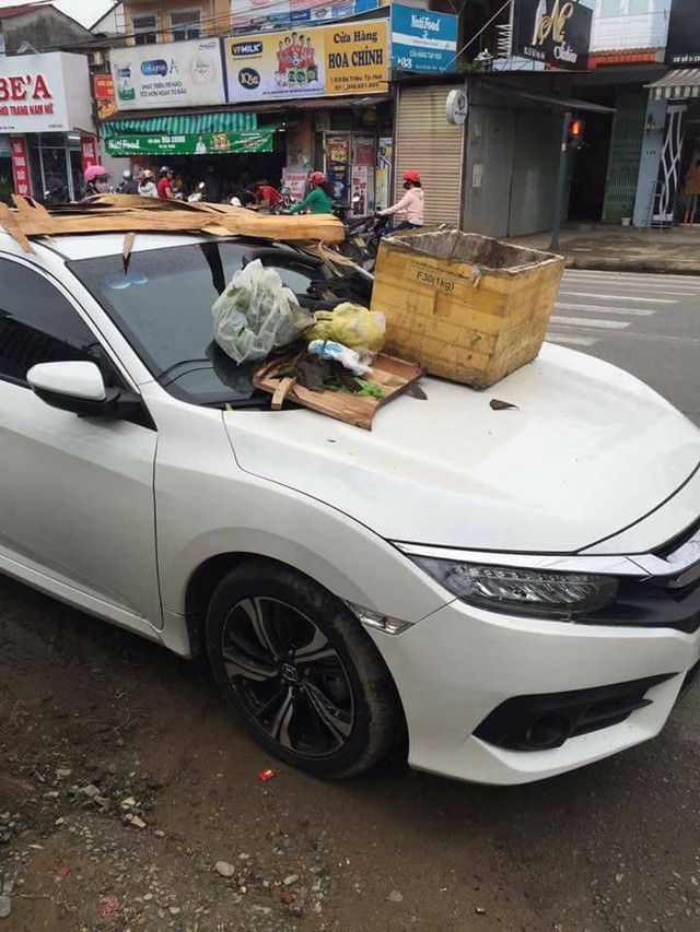 Huế: Đỗ chắn ngõ, Honda Civic 2017 bị biến thành nơi tập kết rác - Ảnh 2.