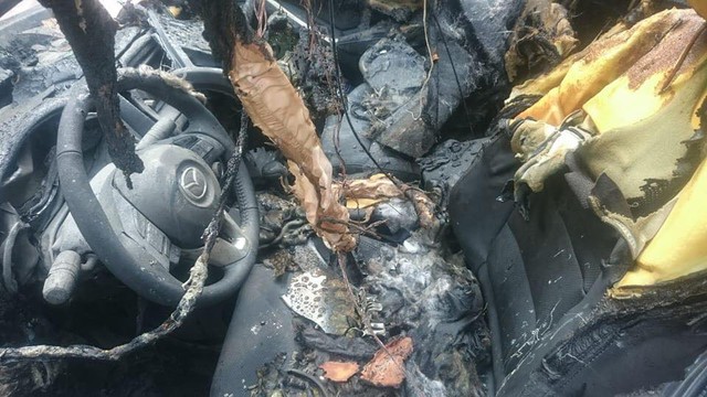 Phú Thọ: Mazda CX-5 đỗ cạnh đống rác vừa đốt, cháy trơ khung - Ảnh 6.