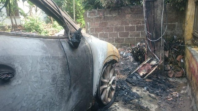 Phú Thọ: Mazda CX-5 đỗ cạnh đống rác vừa đốt, cháy trơ khung - Ảnh 7.