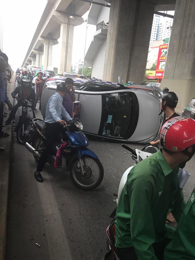 Tránh xe máy chạy sai làn, taxi lật nghiêng trong hầm đường bộ Nguyễn Trãi - Ảnh 1.